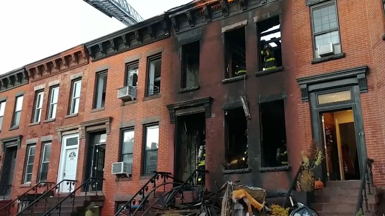 布鲁克林火灾致3人死亡，起因是锂离子电池：纽约消防局